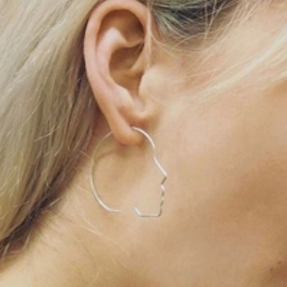 Minimalist Face Portrait Hoop Earrings - Picture 4 of 5